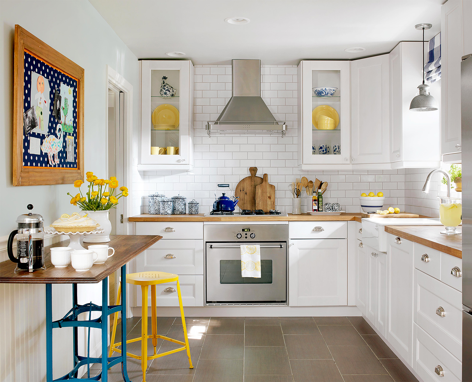 Decorating Strategies For Your Kitchen, How To Make A Small Kitchen Look Nice
